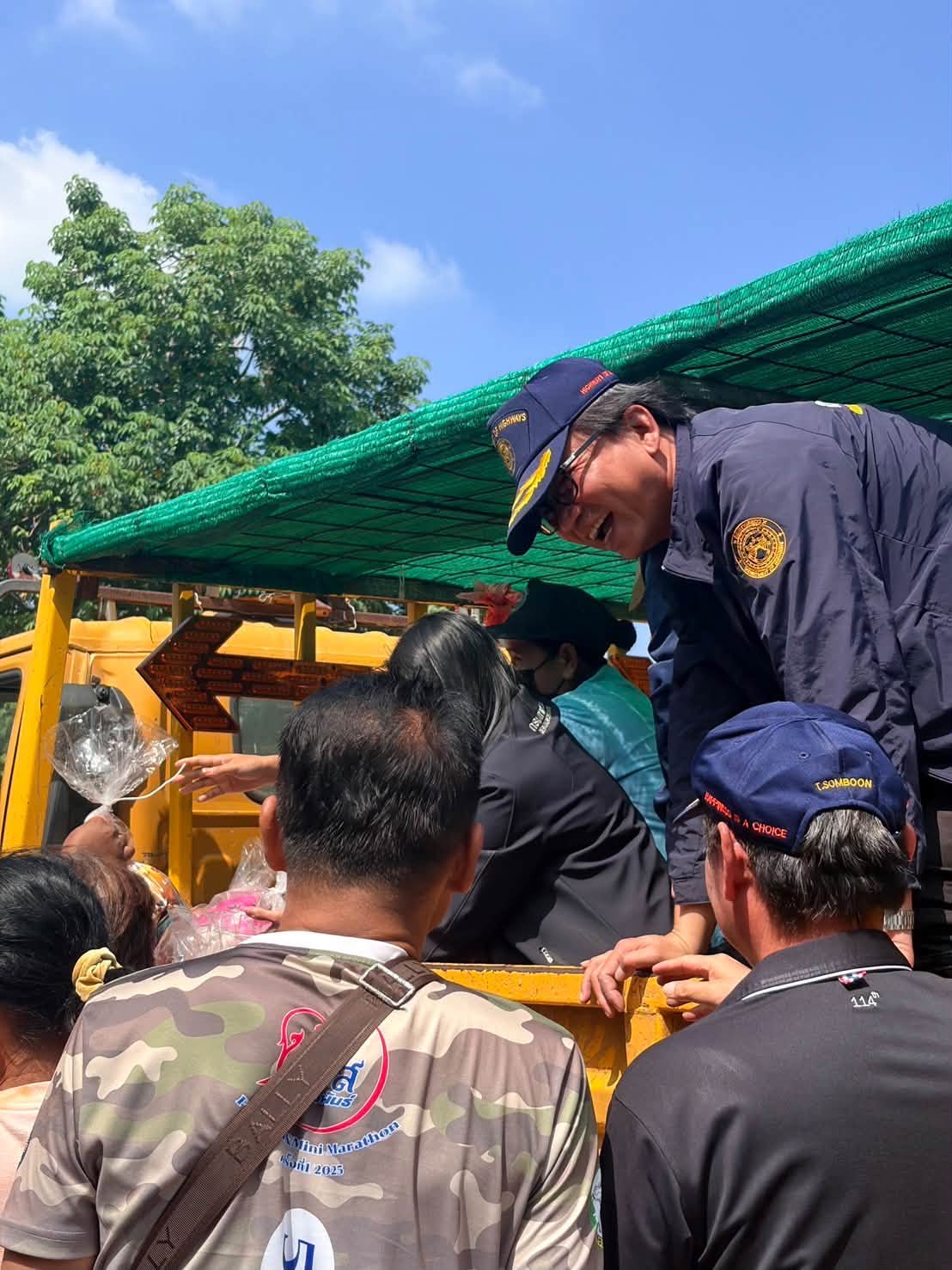 ร่วมส่งต่อความห่วงใย ด้วยการมอบถุงยังชีพ  และไอศกรีม  ให้แก่พี่น้องประชาชนที่ได้รับผลกระทบจากสถานการณ์น้ำท่วม
