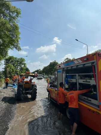 อัปเดตน้ำท่วมขัง ทางหลวงหมายเลข 305 (รังสิต-นครนายก) บริเวณ สามแยกองครักษ์ - จุดกลับรถปั๊มเสฏวุฒิ วันที่ 30 กันยายน 2569